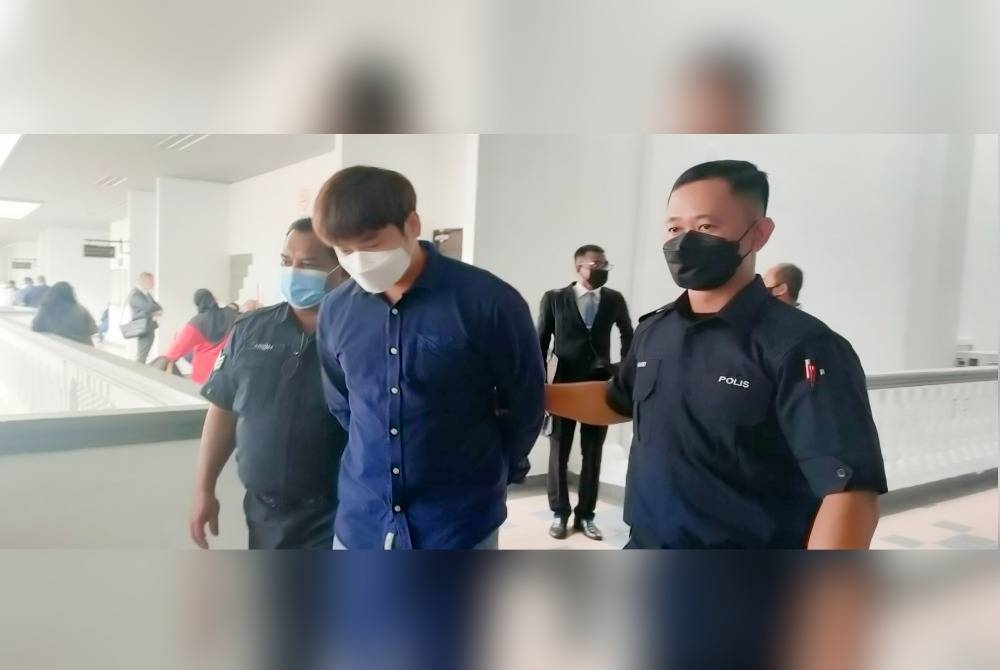 Boon Jin (dua dari kiri) dikenakan hukuman berkelakuan baik tiga tahun oleh Mahkamah Majistret di sini, pada Isnin.