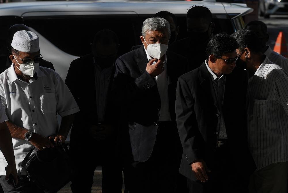 Ahmad Zahid (tengah) tiba di Kompleks Mahkamah Kuala Lumpur untuk perbicaraan membela diri atas 47 pertuduhan. - Foto Bernama