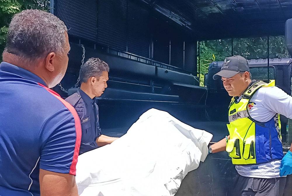 Mayat mangsa dibawa ke Hospital Raja Permaisuri Bainun (HRPB) Ipoh untuk bedah siasat.