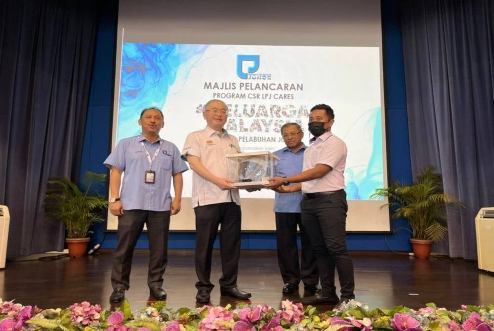 Presiden MCA, Datuk Seri Dr Wee Ka Siong bersama Pengurus Besar Lembaga Pelabuhan Johor (LPJ) Kamaruzaman Munasir (kiri) dan Pengerusi LPJ, Rosnan Fathlal melancarkan Buku Polisi Polisi Sistem Pengurusan Antirasuah, Kot Etika dan Tatakelakuan LPJ selepas pelancaran program Tanggungjawab Sosial Korporat (CSR) Lembaga Pelabuhan Johor (LPJ) Cares Keluarga Malaysia di Pelabuhan Johor, Pasir Gudang, pada Isnin