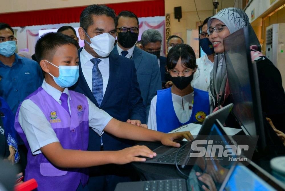 Mohd Radzi ketika melawat reruai pada Majlis Pelancaran Pelantar Pembelajaran Pendidikan Digital Malaysia (DELIMa): Agenda Digital di Dewan Perdana Putra, Sekolah Menengah Kebangsaan Putrajaya Presint 8 (1) pada Isnin. - Foto Sinar Harian/MOHD HALIM ABDUL WAHID