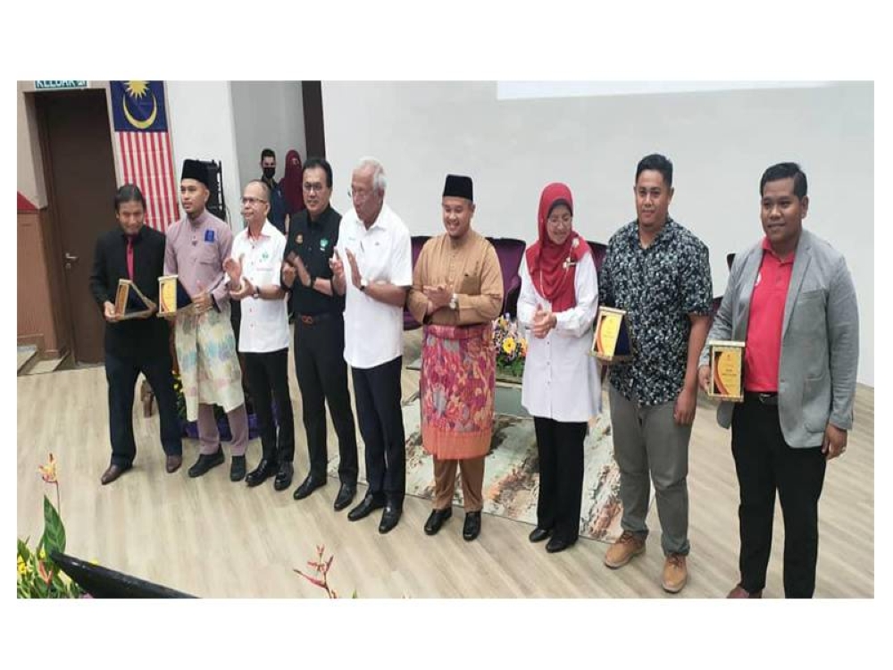 Menteri Pembangunan Luar Bandar, Datuk Seri Mahdzir Khalid (tengah) dan Pengerusi RISDA, Datuk Seri Mohd Salim Mohd Sharif (empat, kiri) bersama empat penerima Anugerah Ikon UCAM ketika program lawatan ke UCAM di Ayer Paabas, Alor Gajah, pada Jumaat.