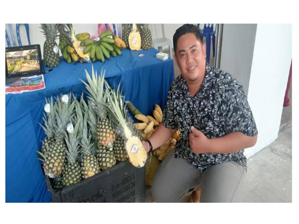 Abdul Muhaimin menunjukkan antara hasil pertanian seperti buah-buahan yang diperolehi melalui kerjaya itu.