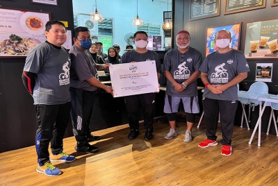 Tuanku Syed Faizuddin (tiga dari kanan) ketika mencemar duli bagi merasmikan Richiamo Coffee Ke-88 di UniMAP, Arau pada Ahad.