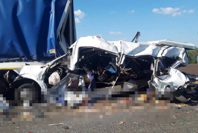 Keadaan bas mini yang remuk teruk setelah dilanggar oleh dua trak dalam kemalangan di Nikolayevka, Rusia. - Foto AFP