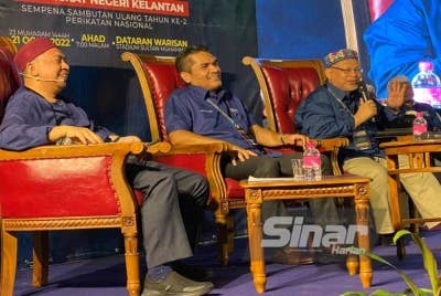 Mohd Amar (kanan) bersama Mohd Radzi (tengah) ketika menjadi panel forum sempena Program Himpunan Perikatan Nasional (PN) Peringkat Negeri Kelantan pada Ahad.