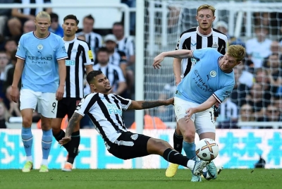 Kevin de Bruyne (kanan) cuba melepasi terjahan pemain Newcastle, Bruon Guimares. - Foto EPA
