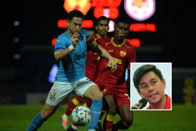 Darren (kiri) diasak pemain pasukan Selangor FC ketika perlawanan Liga Super, PJ City FC menentang Selangor FC di Stadium MBPJ pada Ahad. - Gambar kecil: Johan Kamal