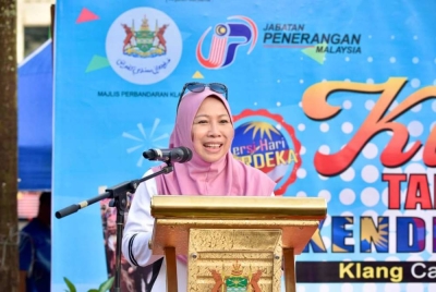 Noraini berucap merasmikan Hari Klang Tanpa Kenderaan di Padang Laman Seri, Klang pada Ahad.