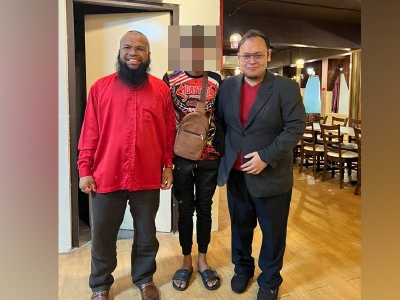 Hayat (kanan) dan Azlan (kiri) bersama lelaki terbabit selepas isu fitnah diselesaikan secara baik pada Ahad. Foto: Ihsan Hayat