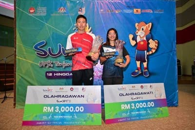 Hoe Yean (kanan dan Yong Qi dinobatkan sebagai Olahragawan dan Olahragawati SUKIPT 2022.