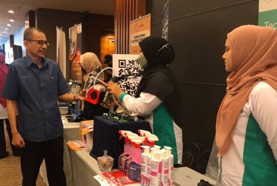 Mohammad Hazani melihat inovasi produk yang dihasilkan di gerai pameran selepas merasmikan program Road2Growth MTDC zon Pantai Timur di sebuah hotel, pada Isnin.