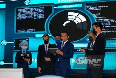 Mohd Radzi (tiga dari kanan) menyempurnakan gimik pelancaran Pelantar Pembelajaran Pendidikan Digital Malaysia (DELIMa): Agenda Digital di Dewan Perdana Putra, Sekolah Menengah Kebangsaan Putrajaya Presint 8 (1) pada Isnin. - Foto Sinar Harian/MOHD HALIM ABDUL WAHID