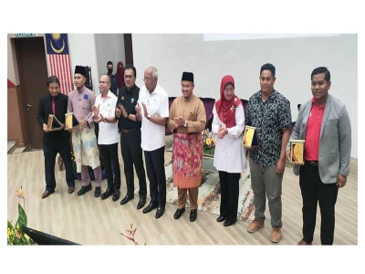 Menteri Pembangunan Luar Bandar, Datuk Seri Mahdzir Khalid (tengah) dan Pengerusi RISDA, Datuk Seri Mohd Salim Mohd Sharif (empat, kiri) bersama empat penerima Anugerah Ikon UCAM ketika program lawatan ke UCAM di Ayer Paabas, Alor Gajah, pada Jumaat.