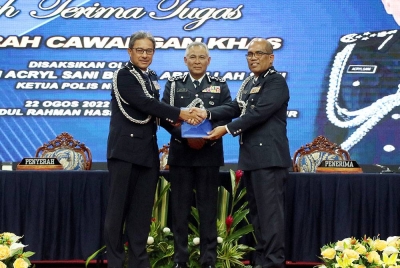 Baharuddin (kanan) dilantik bagi memangku jawatan Pengarah Cawangan Khas Bukit Aman menggantikan Zamri (kiri) yang bersara wajib.