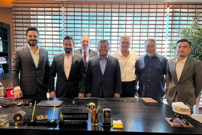 Amirudin (tengah) ketika melawat Turkish Airlines Training Centre di Istanbul.