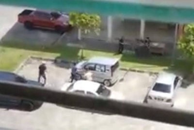 Sebuah kenderaan bertindak memecut laju cuba melarikan diri daripada ditahan polis dalam kejadian di sebuah kawasan perumahan di Jalan Sungai Manila, Batu 12, Sandakan, pada Isnin.