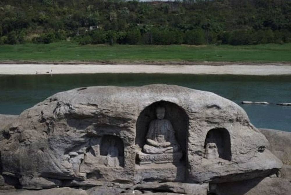 Tiga patung Buddha tersebut yang muncul daripada sebuah pulau tenggelam di bandar Chongqing dipercayai berusia 600 tahun.