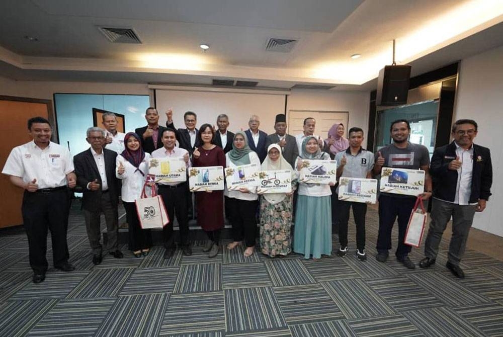 Para pemenang bergambar kenangan bersama Pengerusi Jemaah Pengarah Nafas, Datuk Zamri Yaakob (belakang, lima dari kiri) dan barisan ahli jemaah pengarah Nafas