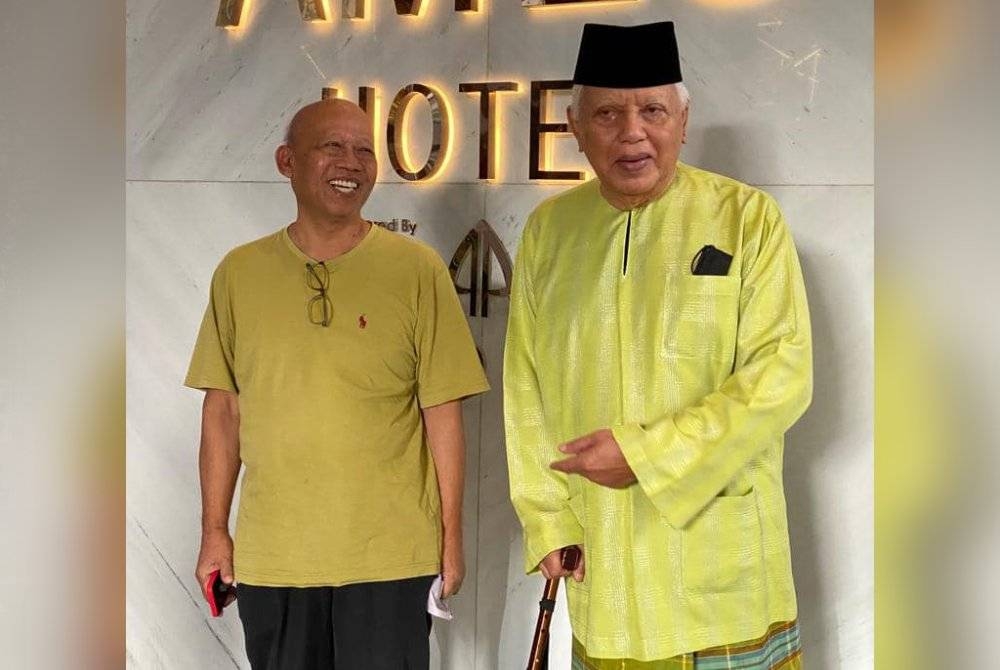 Dr Chamil (kiri) bersama Tun Mohd Khalil.