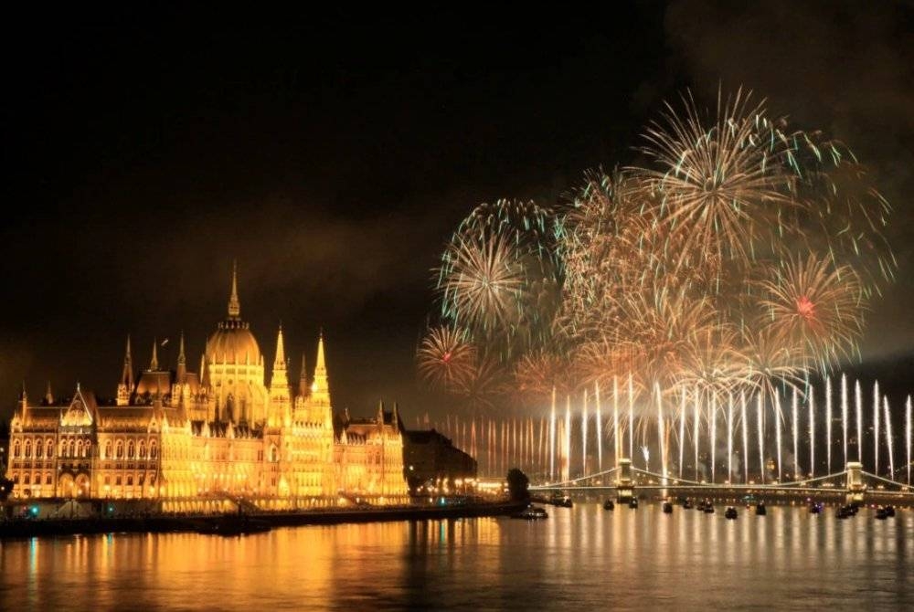 Gambar fail menunjukkan letupan bunga api di Sungai Danube, Budapest sempena cuti hari kebangsaan di negara itu. - Foto Reuters