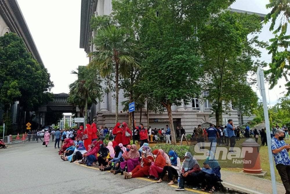 Seramai 200 individu dipercayai penyokong Najib dilihat berkumpul di bahagian luar Istana Kehakiman Putrajaya pada Selasa.