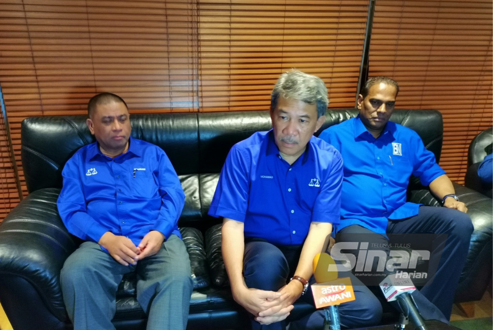 Mohamad (tengah) ketika ditemui pemberita selepas mengadakan perjumpaan dengan jentera BN Perak di Hotel Casuarina@Meru, di sini pada malam Isnin.