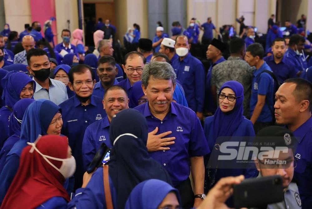 Mohamad (tiga dari kanan) ketika hadir ke perjumpaan dengan jentera BN Perak di Hotel Casuarina@Meru, di sini pada malam Isnin.