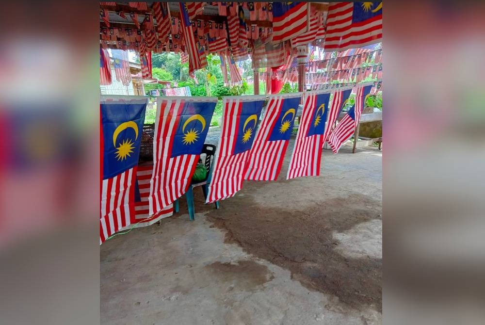 Bendera Malaysia yang dikibarkan Muhammad Nasir di rumahnya di Tanah Merah.