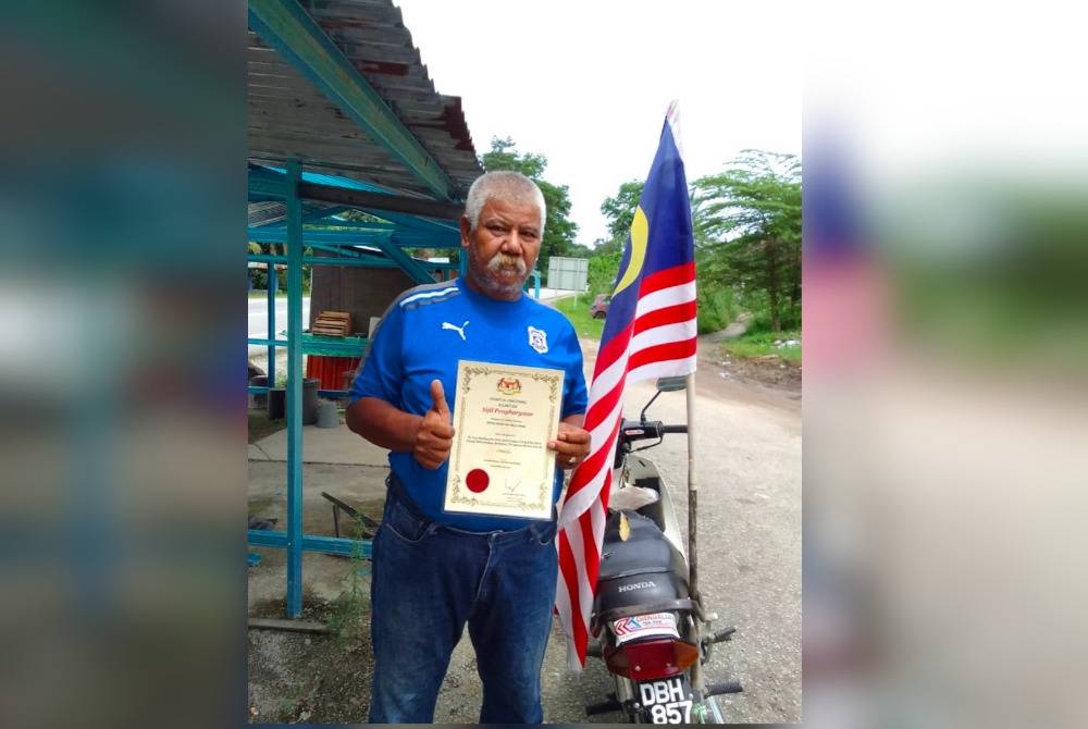 Muhammad Nasir menerima sijil penghargaan menderma darah kali ke-102.