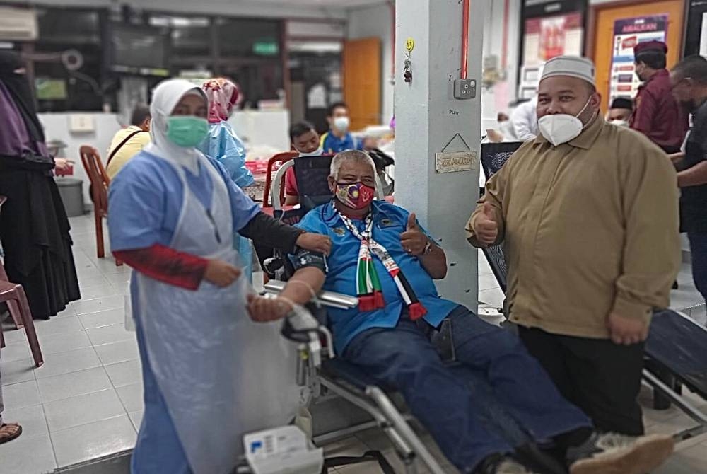 Muhammad Nasir (tengah) ketika menderma darah.