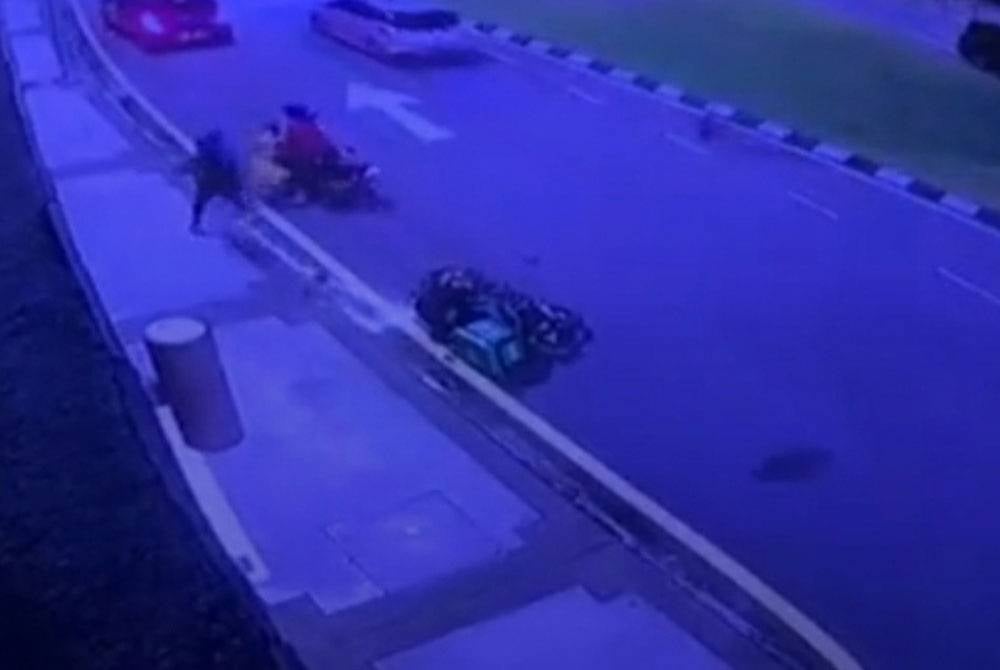 Orang awam yang berada di lokasi kejadian turut membantu menyelamatkan wanita yang diragut oleh dua suspek.