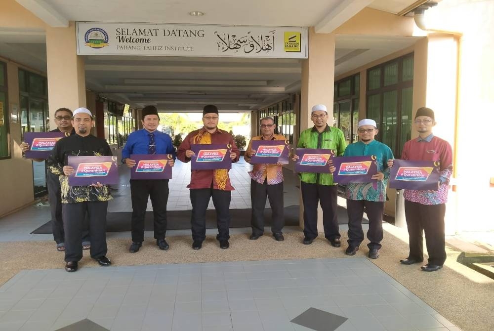 Mohd Rozamli (tiga kanan) bersama warga MTNP yang akan menjayakan #Quranhour di masjid pusat pengajian Islam itu pada Selasa ini.