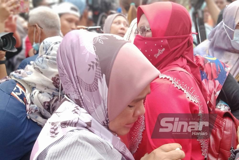 Antara penyokong Najib yang hadir di pekarangan luar Istana Kehakiman pada Selasa.