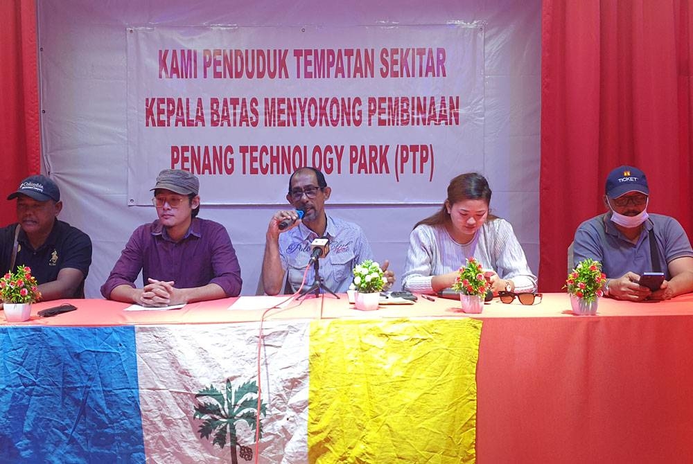 Mazlan (tengah) pada sidang akhbar bagi menyatakan sokongan terhadap projek Taman Perindustrian Teknologi Tinggi di Bertam.