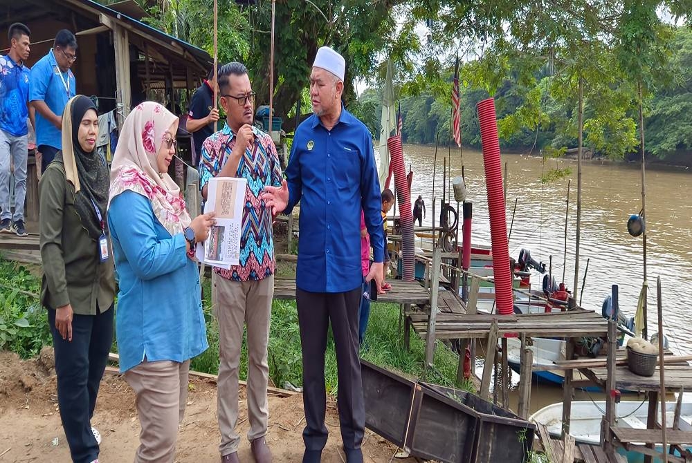 Razman melawat kerja pembinaan jeti nelayan di Sungai Galah, Kampung Gajah pada Selasa.