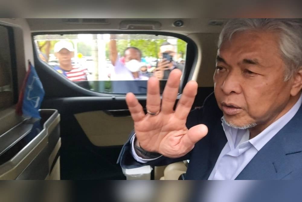 Ahmad Zahid keluar dari pekarangan mahkamah kira-kira jam 5.40 petang pada Selasa.