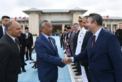 Al- Sultan Abdullah (tengah) disambut oleh Timbalan Menteri Luar Turkiye, Sedat Onal sebelum berangkat pulang ke tanah air pada Isnin. Foto Bernama