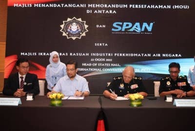 Memorandum Persefahaman (MoU) antara SPAN dan SPRM ditandatangani oleh Razim (dua dari kanan) bersama-sama Ahmad Faizal (dua dari kiri) di Putrajaya, pada Isnin dengan disaksikan oleh Dr Thoo Kim (kiri sekali) dan Izani (kanan sekali).