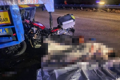 Mangsa yang mengalami kecederaan di keseluruhan badan disahkan meninggal dunia di tempat kejadian dalam kemalangan di Kilometer 206.70 Lebuh Raya Utara Selatan (PLUS) arah selatan pada Selasa.