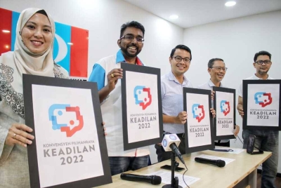 Dari kiri; Juwairiya, Manivanan dan Chean Chung menunjukkan logo Konvensyen Pilihan Raya PKR 2022 ketika sidang media di Pejabat PKR pada Selasa.