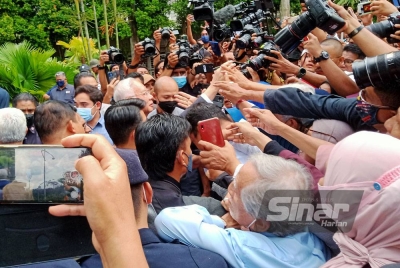 Penyokong Najib bertemu bekas Perdana Menteri itu di pekarangan luar Istana Kehakiman pada Selasa.