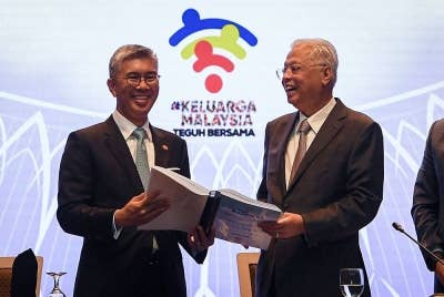 Ismail Sabri (kanan) bersama Tengku Zafrul (kiri) melihat buku laporan pada Majlis Penutup Konsultasi Bajet 2023 hari ini. - Foto Bernama
