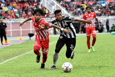 Pemain Kelantan Mohamad Ikhwan Yazek (kiri) dihalang pemain pasukan Terengganu FC II Muhammad Safwan Mazlan dalam aksi perlawanan Liga Premier di Stadium Sultan Muhammad Ke-IV pada Ahad.