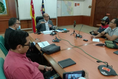 Izham (tengah) ditemui di Bangunan Sultan Salahuddin Abdul Aziz Shah pada Selasa.