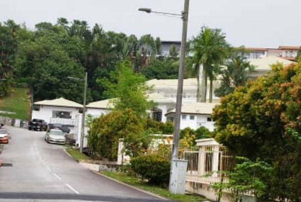 Keadaan tenang di sekitar rumah Najib di Jalan Langgak Duta pada Selasa.
