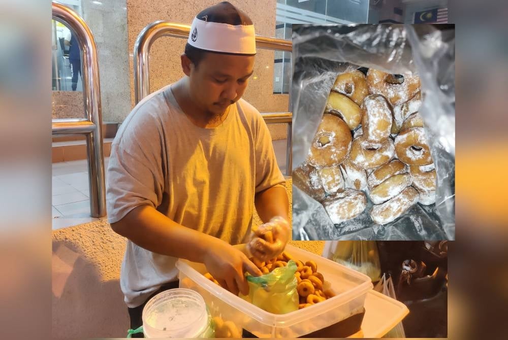 Idham Syafiq menyiapkan donut mini yang dipesan pelanggannya.