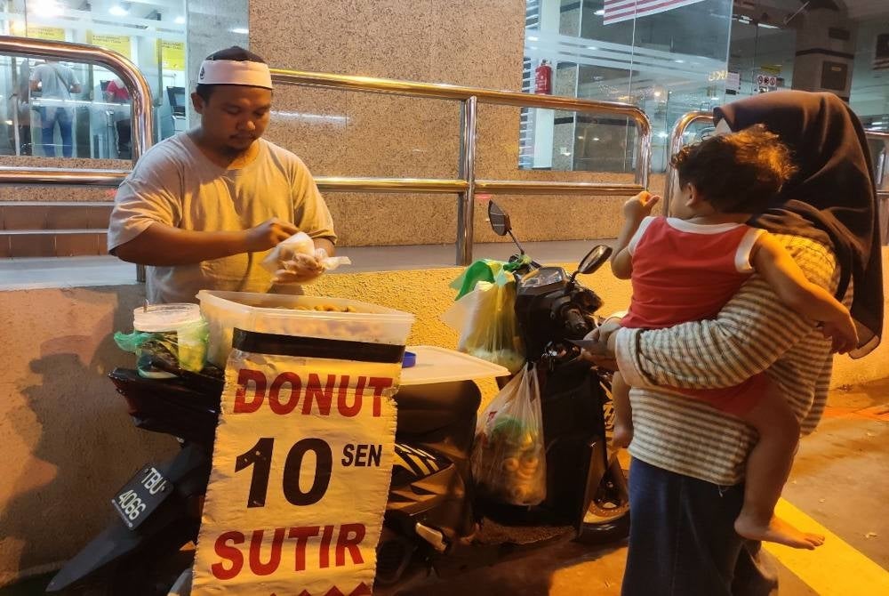 Idham Syafiq Darmilus, 34, masih mengekalkan menjual donat dengan harga 10 sen sebiji.