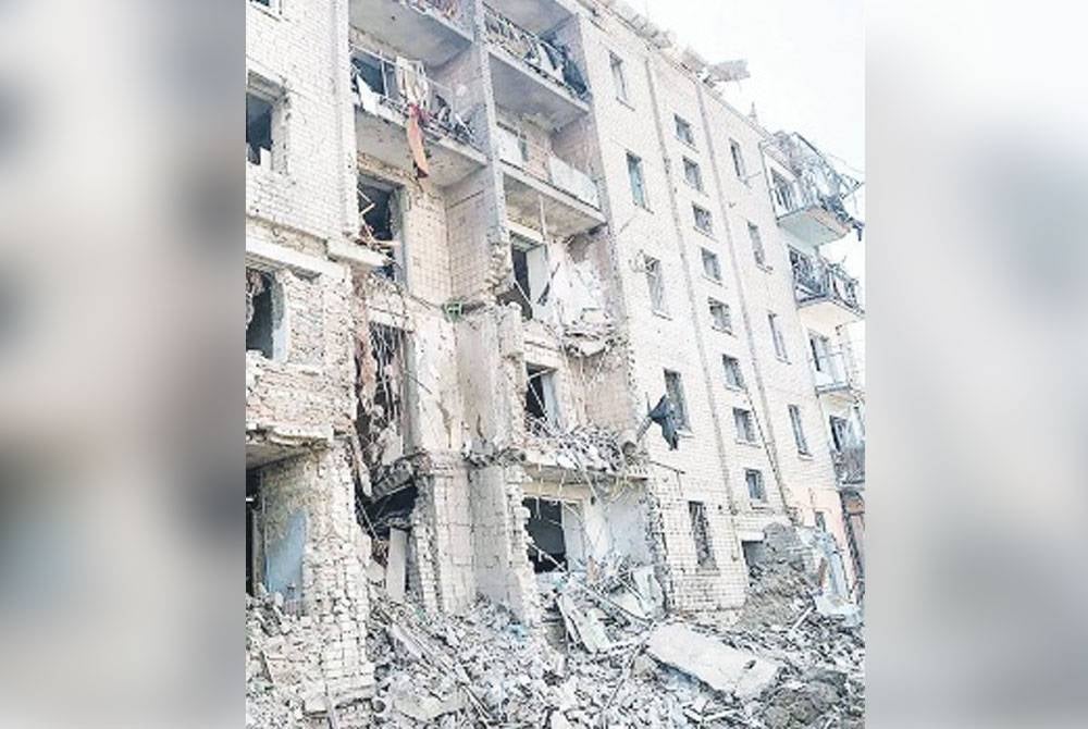 Bangunan kediaman penduduk yang musnah dibedil di bandar Voznesensk di Kiev.