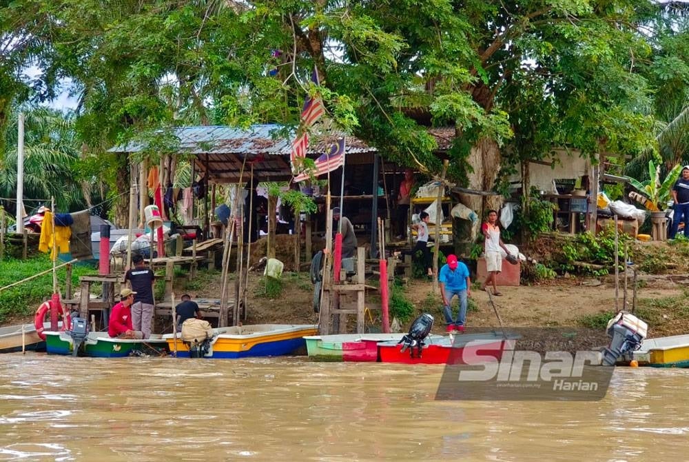 Jeti nelayan darat di Sungai Galah, Kampung Gajah antara yang menjadi tumpuan pendaratan ikan air tawar di daerah Perak Tengah.